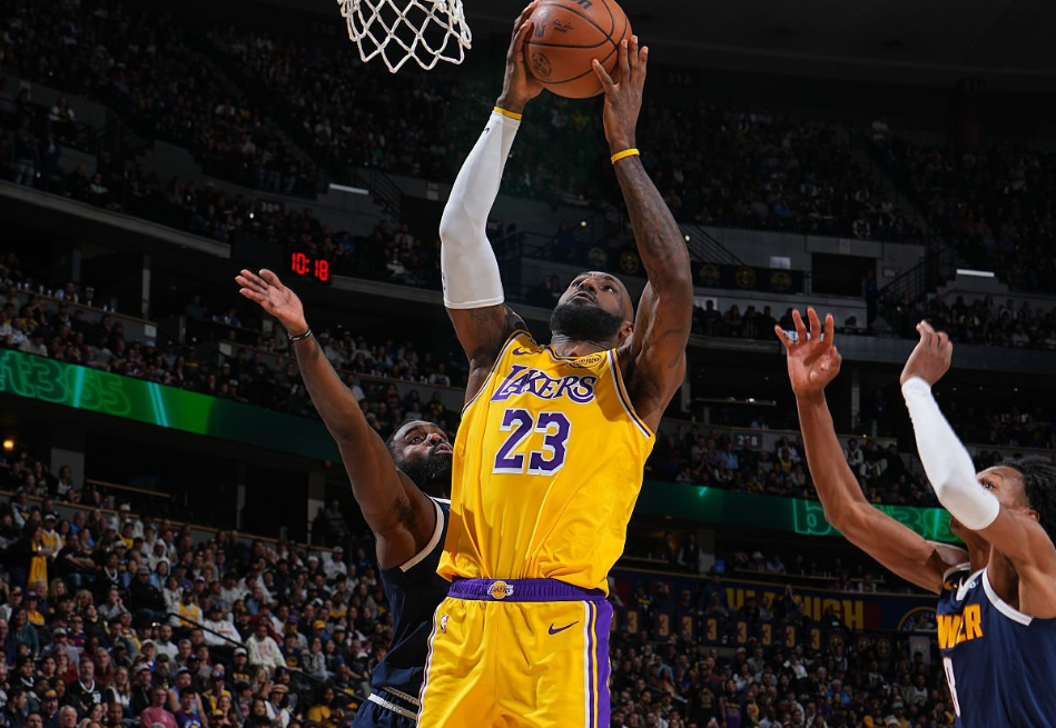 开云体育-詹姆斯200岁还能扣太离谱！本人回应朋友称赞：6个笑哭了表情