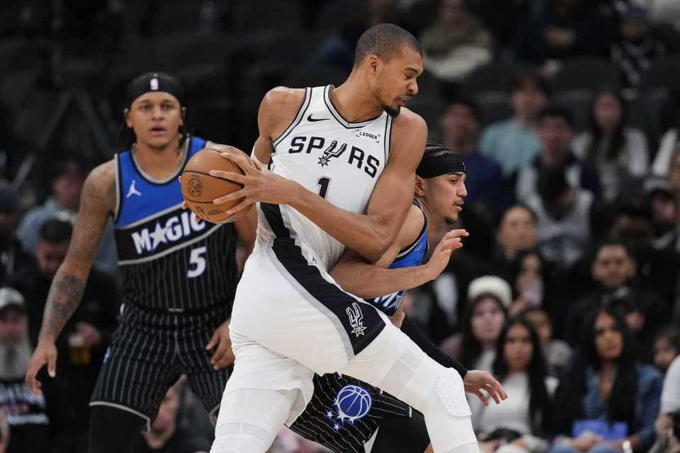 开云体育-马刺双杀魔术升西部第二：文班25+8+4+5帽 完胜班凯罗19+10